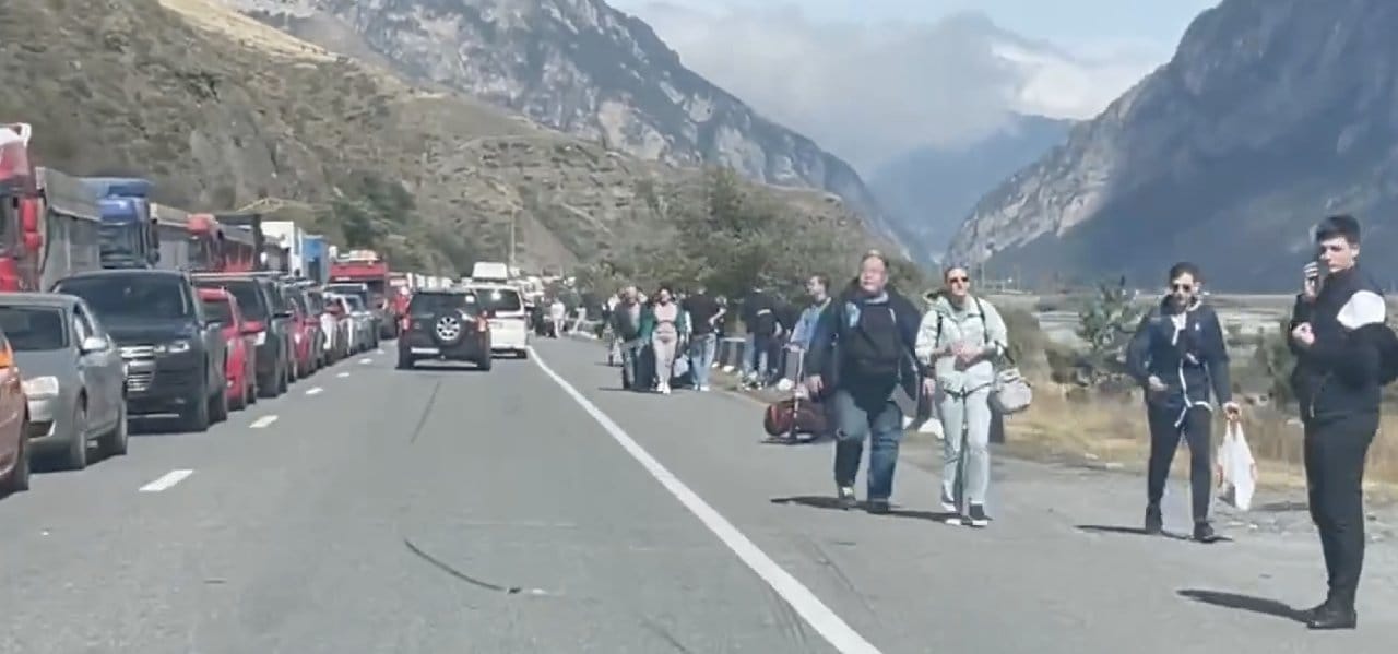 Rusya-Gürcistan sınır kapısında 6 kilometrelik araç kuyruğu