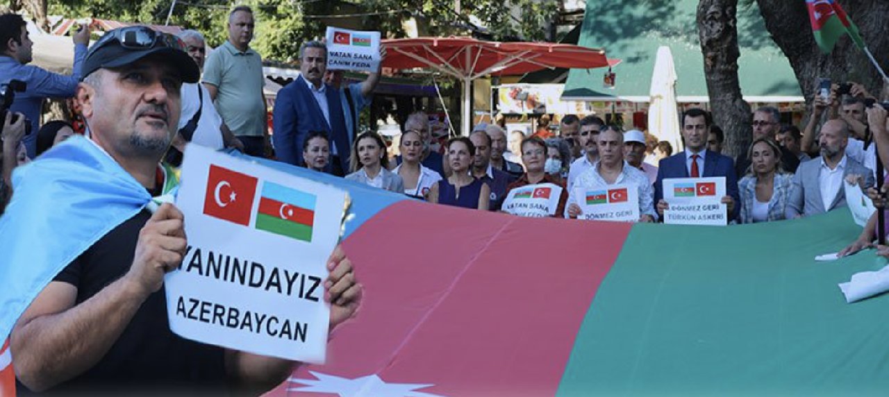 Azerbaycanlılar Antalya'da Ermenistan'a tepki gösterdi