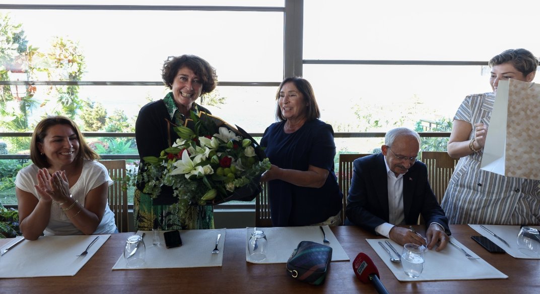 Kılıçdaroğlu ve eşi, milletvekili eşleriyle çay sohbetinde buluştu