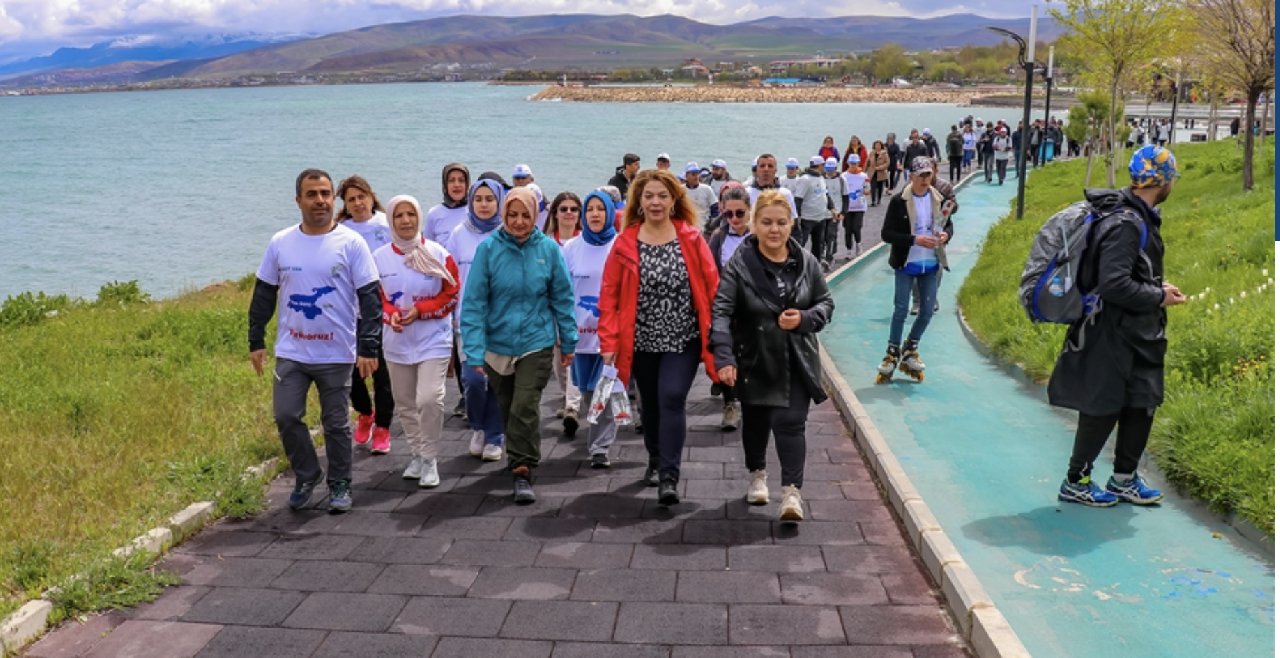 Van'da kadınlar, Van Gölü'ne dikkat çekmek için yürüyor