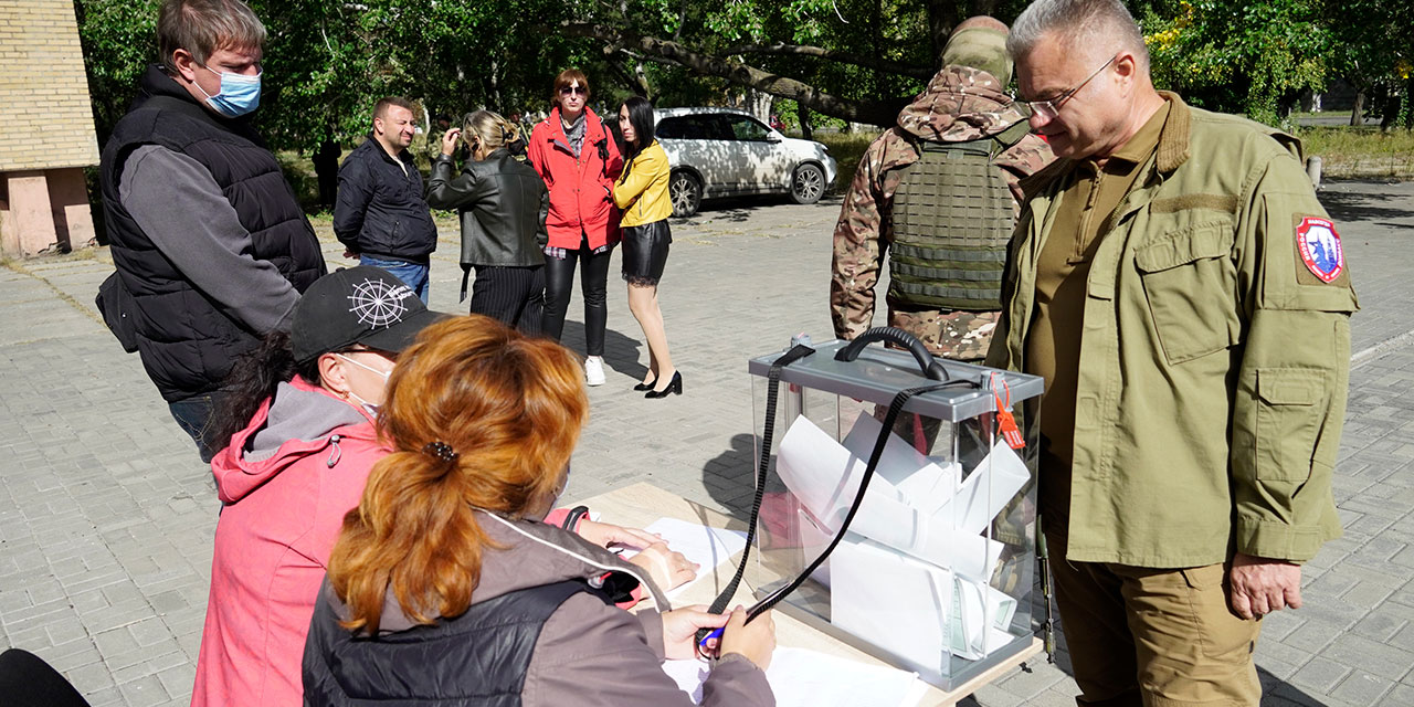 Ukrayna’daki ayrılıkçılar Rusya’ya katılmak için referandum düzenliyor