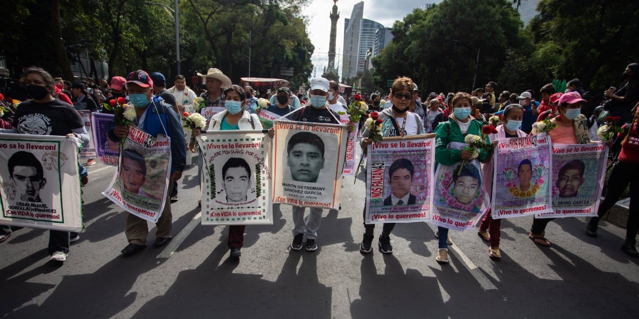 Meksika'da aynı anda kaybolan 43 öğrenci için protesto