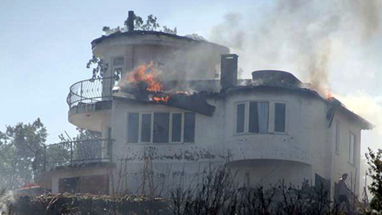 Alanya'da yangın villa ve seralara sıçradı, felaket sürüyor!