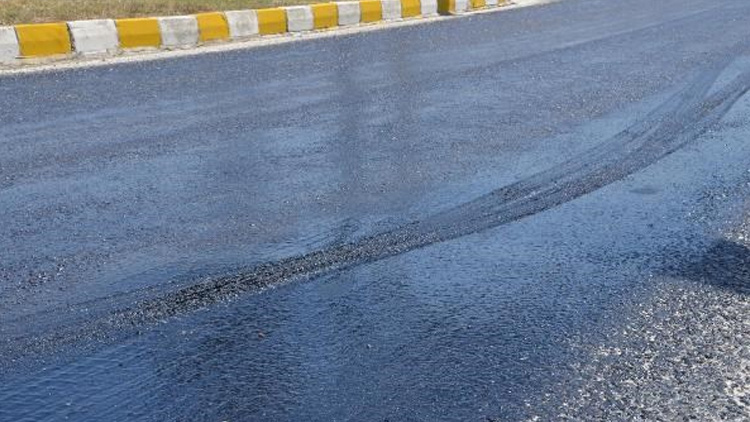 Sıcakların getirdiği tehlike: İzmir-Denizli yolunda asfalt eridi!