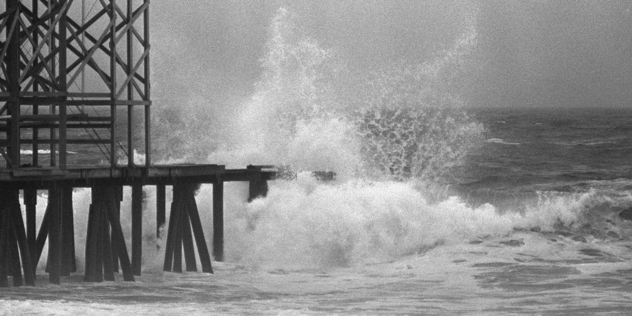 Dev dalga altı kişiyi yaraladı