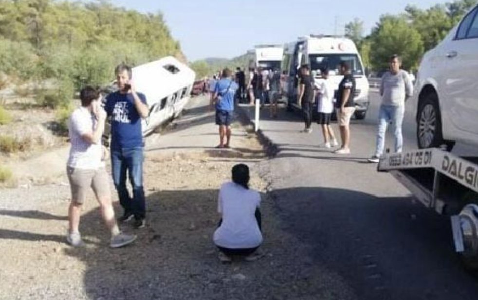 Muğla'da tur minibüsü otomobile çarptı: 1'i ağır 8 yaralı