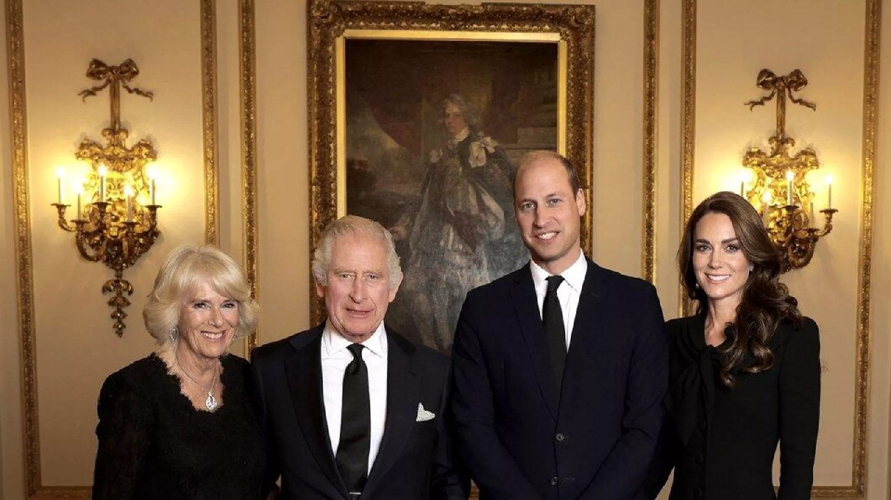 Kraliçe Elizabeth'in ölümünün ardından İngiltere kraliyet ailesinden ilk resmi fotoğraf