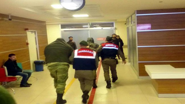 Türkiye'de tutuklanan 2 Yunan askeri böyle görüntülendi