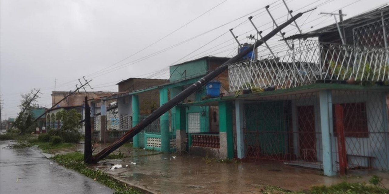 Ian elektriksiz bıraktı: Halk sokağa döküldü
