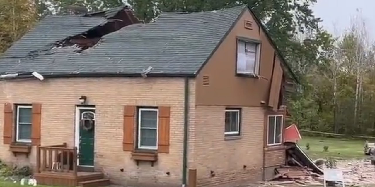 Uçak eve çarptı, üç kişi öldü