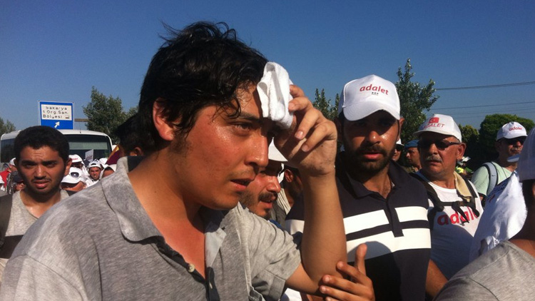 Sakarya'da Adalet Yürüşüne provokasyon: Taşlı saldırı, 1 kişi yaralandı