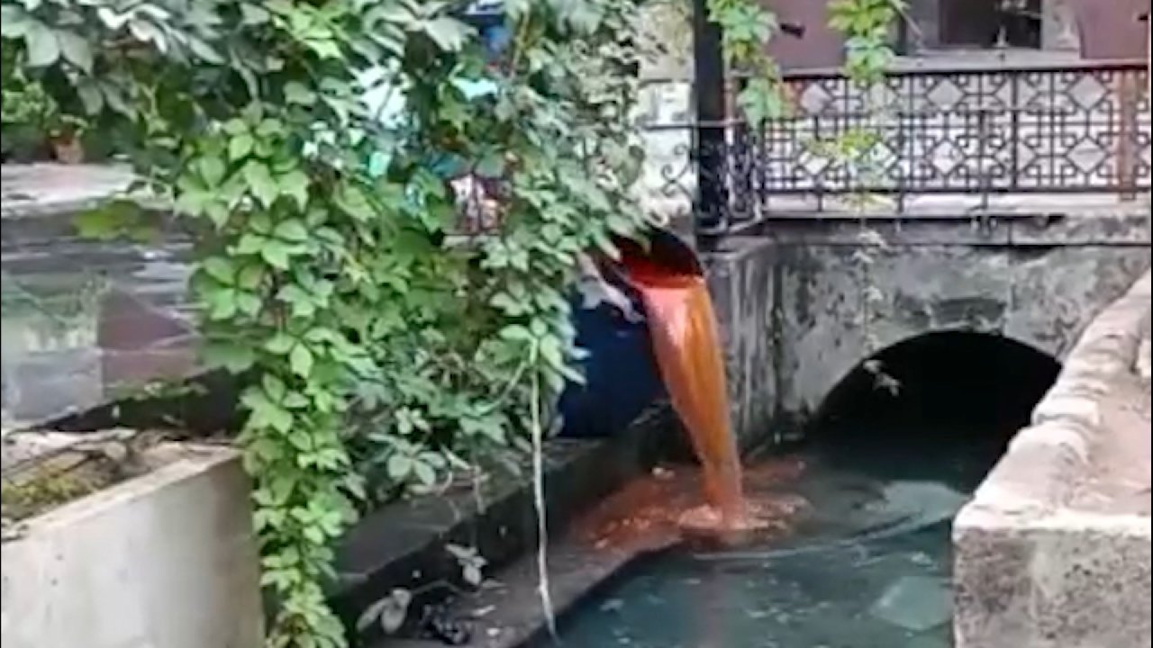 Tarihi Gümrük Hanı'ndaki kanala bulaşık suyu döktüler
