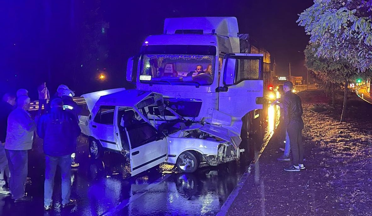 Konya'da TIR, otomobile çarptı: 1 ölü, 1 yaralı