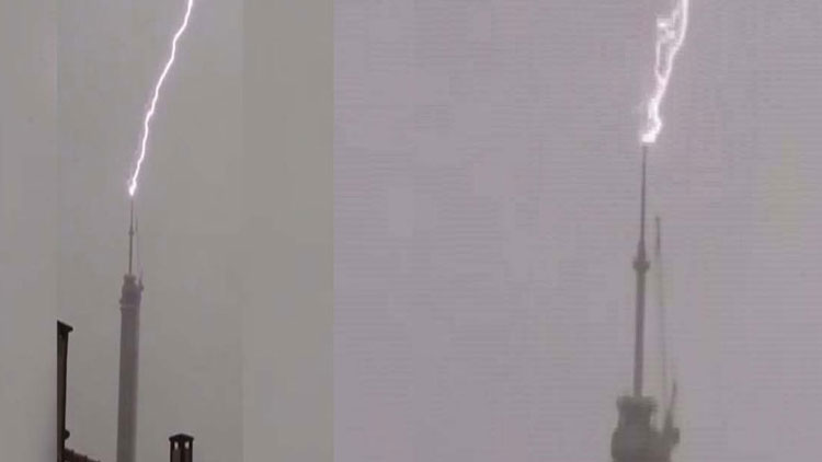 Çamlıca'daki yeni TV kulesine yıldırım düşme anı