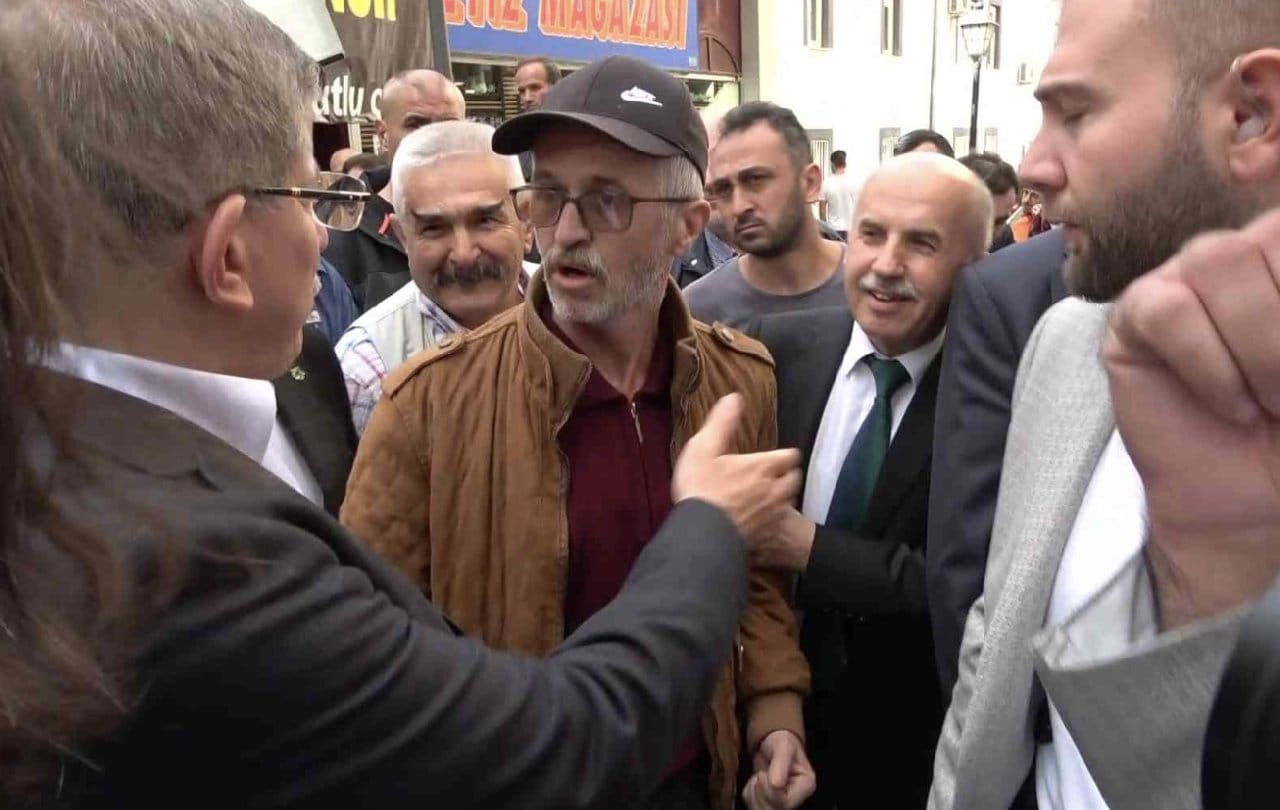 Davutoğlu’na cuma namazında provokasyon