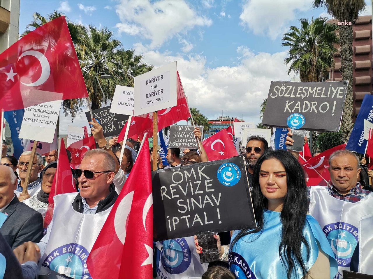 İzmir'de Öğretmenlik Meslek Kanunu protestosu