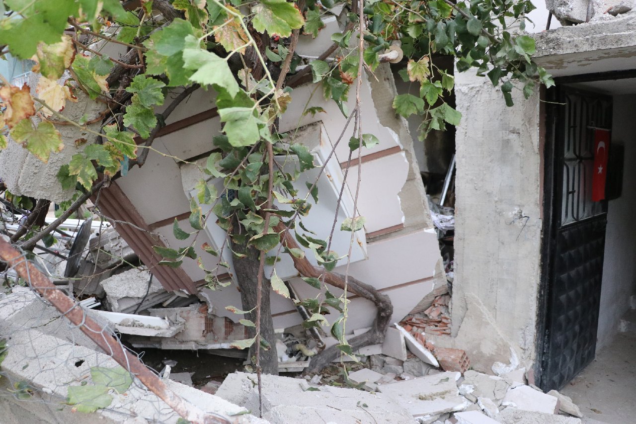 Denizli'de doğalgaz patlaması: 2 yaralı... Evleri başlarına yıkıldı