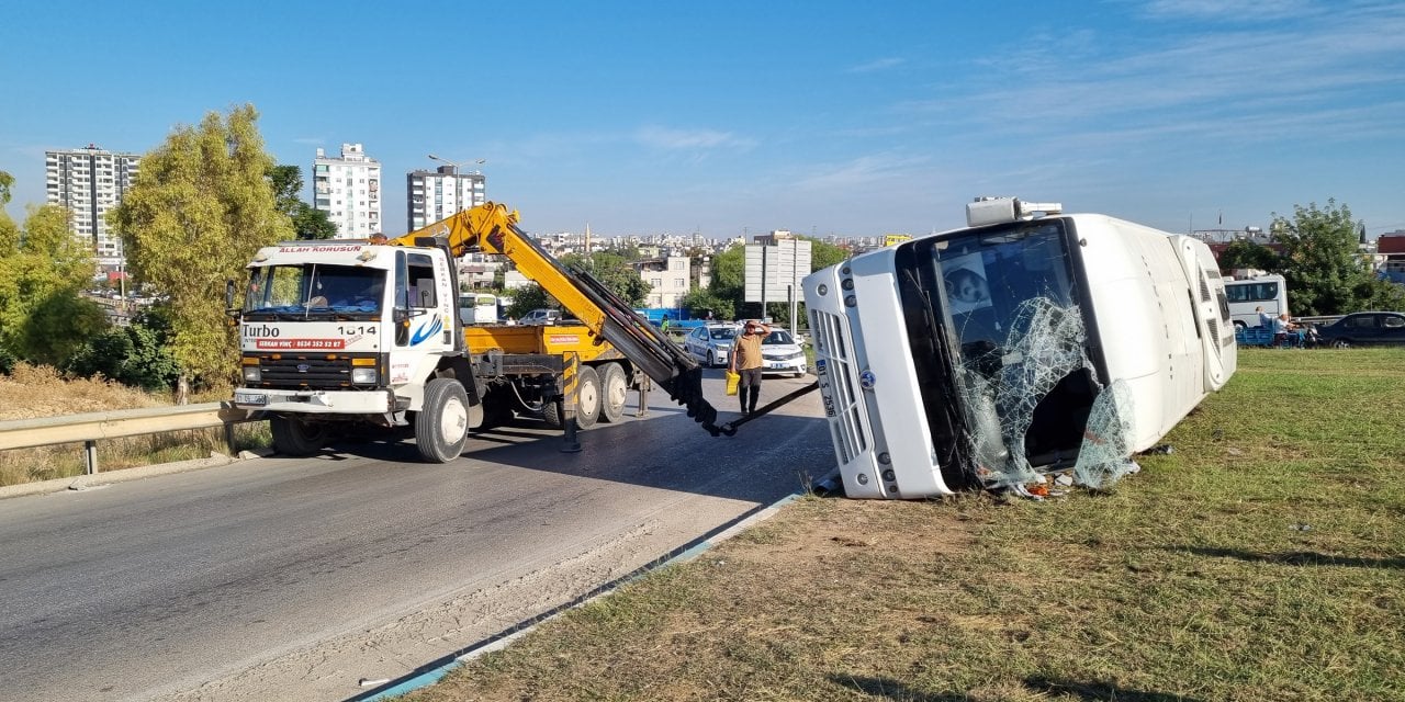 İşçi servisi kontrolden çıkıp devrildi: 16 yaralı