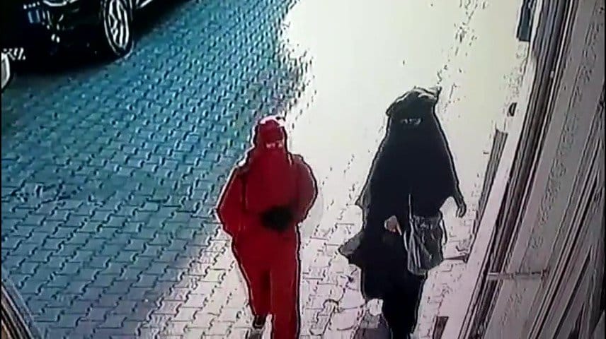 Çarşaf giyerek girdikleri evden 130 gram altın ve 900 dolar çaldılar