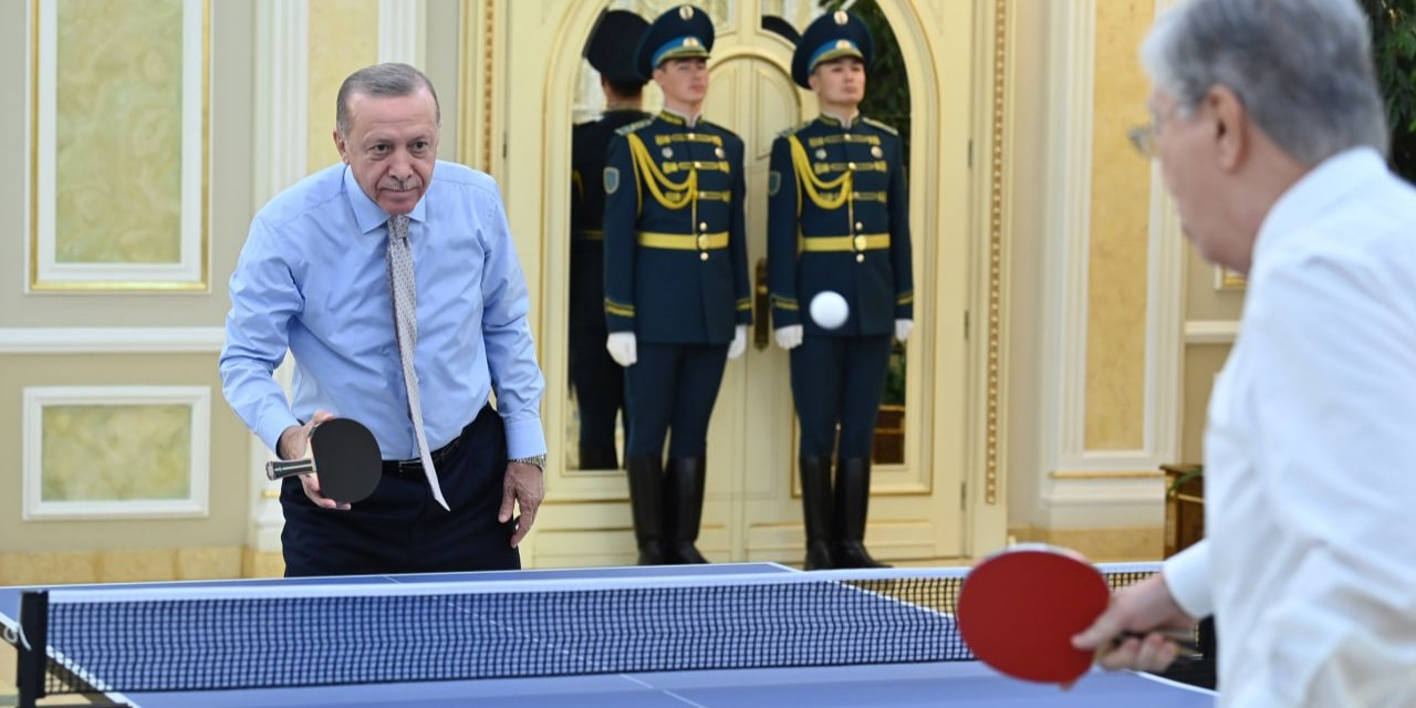Erdoğan ve Tokayev masa tenisi oynadı