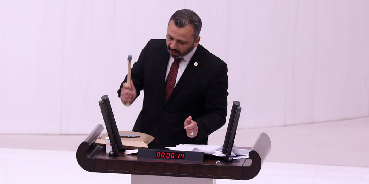 ‘Sansür yasası’nı cep telefonunu kırarak protesto etti