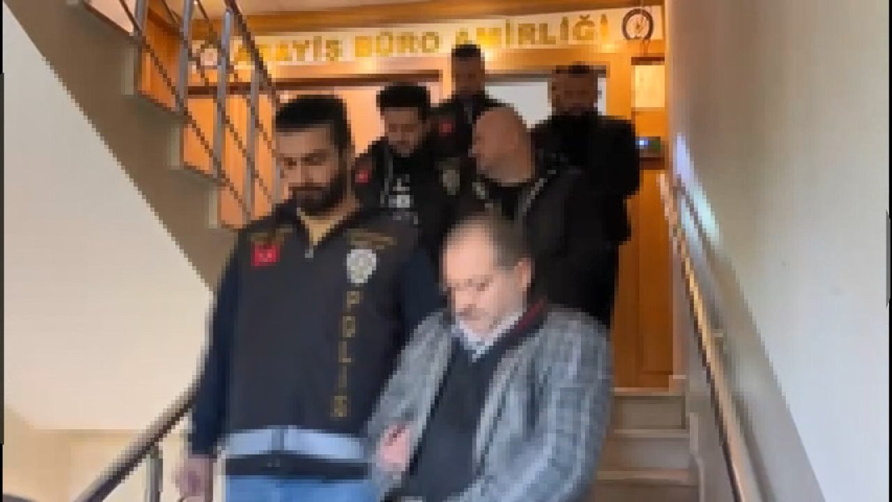 Sahte ihbarlarla kapattırdıkları kafenin sahibini dolandırırken suçüstü yakalandılar