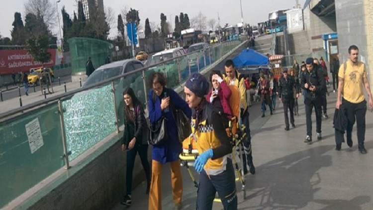 Mecidiyeköy'de metrobüs yolcuya çarptı