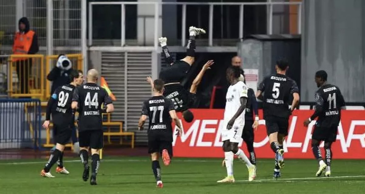 Adana Demirspor farklı kazandı, zirveye tutundu