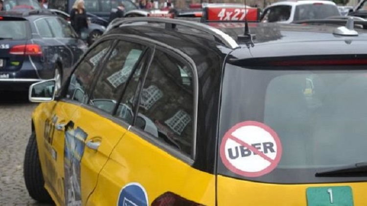 Taksiciler, müşteri gibi Uber çağırıp şoförü dövdü