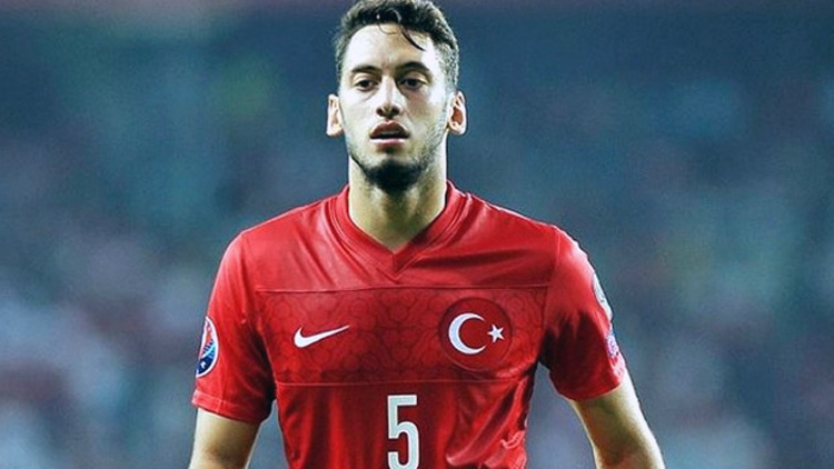 Milli futbolcu Hakan Çalhanoğlu AC Milan'da