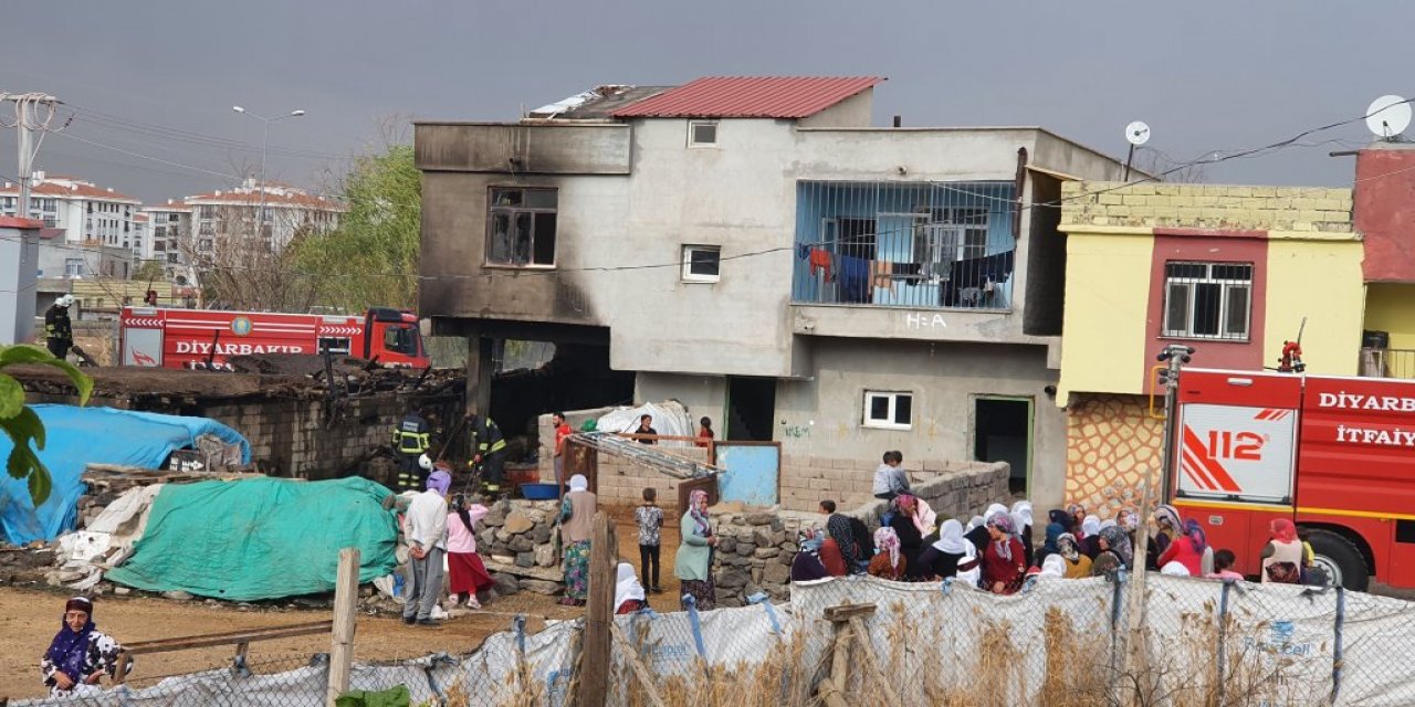 Samanlıkta çıkan yangın ahır ve eve sıçradı: 3 inek öldü