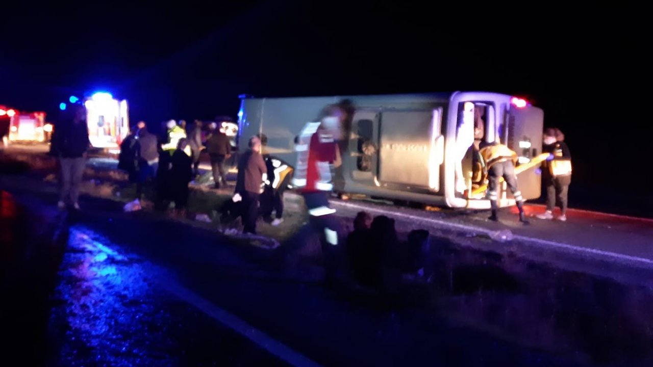 Cenazeye giden midibüs devrildi: 25 yaralı