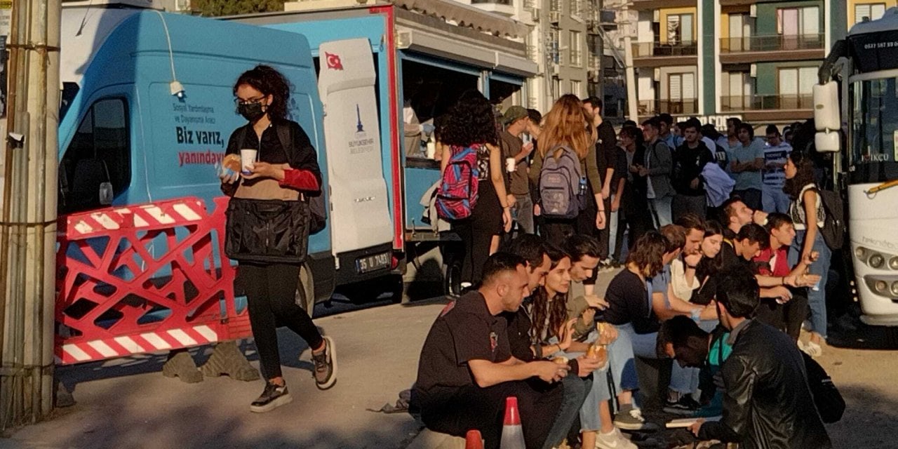 Üniversite, CHP'li belediyeye kapılarını kapattı: Öğrenciler toz içinde yemek yedi