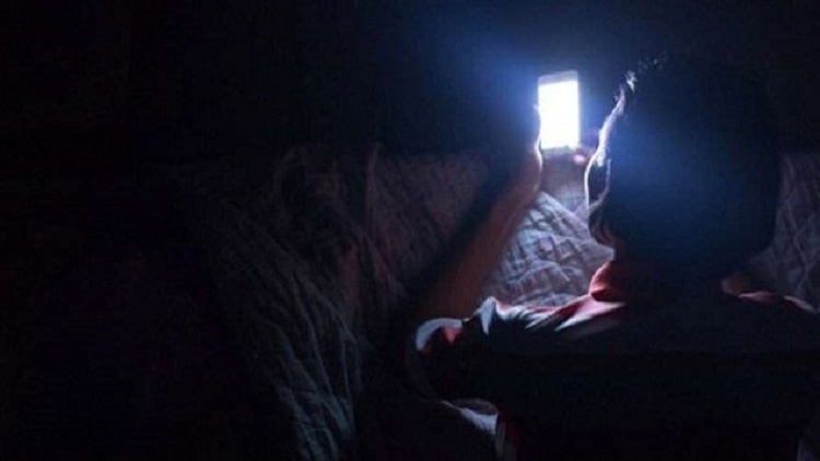 Cani baba, cep telefonunu bırakmayan oğlunun elini kesti!