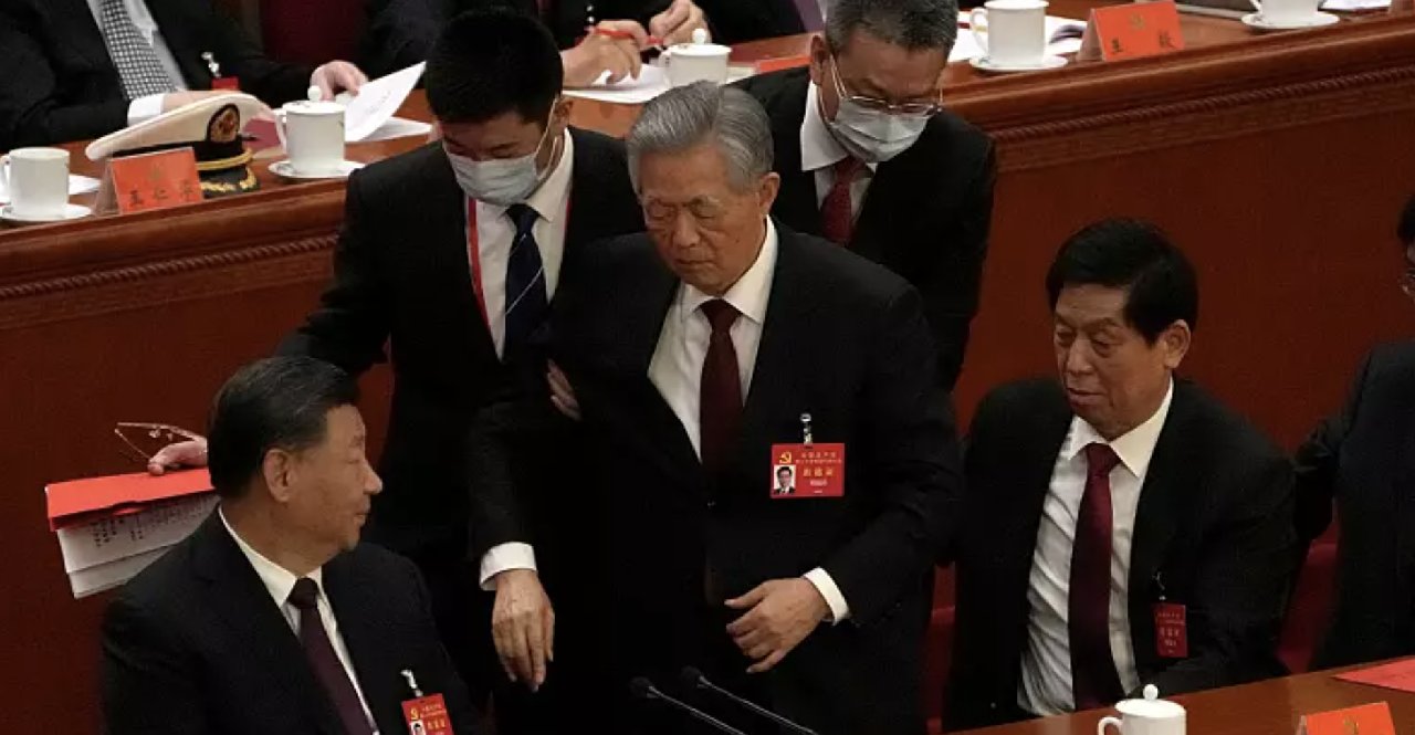 Çin'in eski lideri Hu Jintao, kongreden zorla çıkarıldı