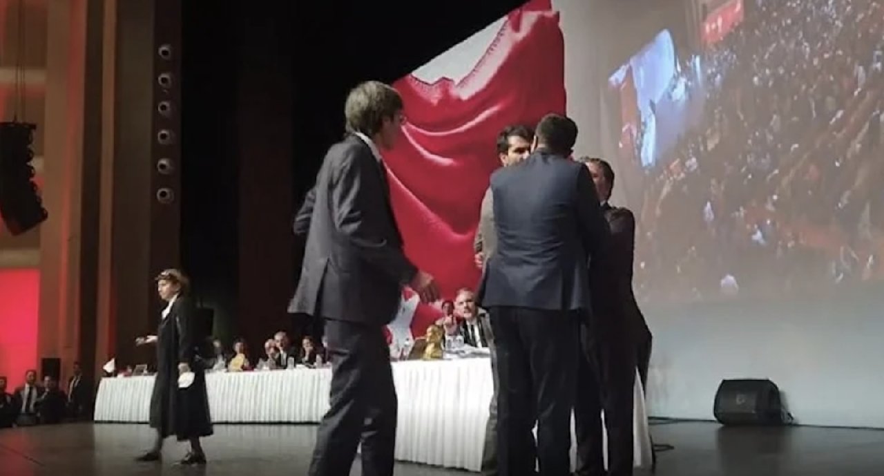 İstanbul Barosu Genel Kurulu kürsüsünde gergin anlar