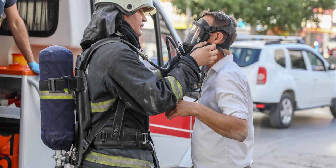 Antalya'da AVM'de yangın: İtfaiye eri maskesini çalışana verdi