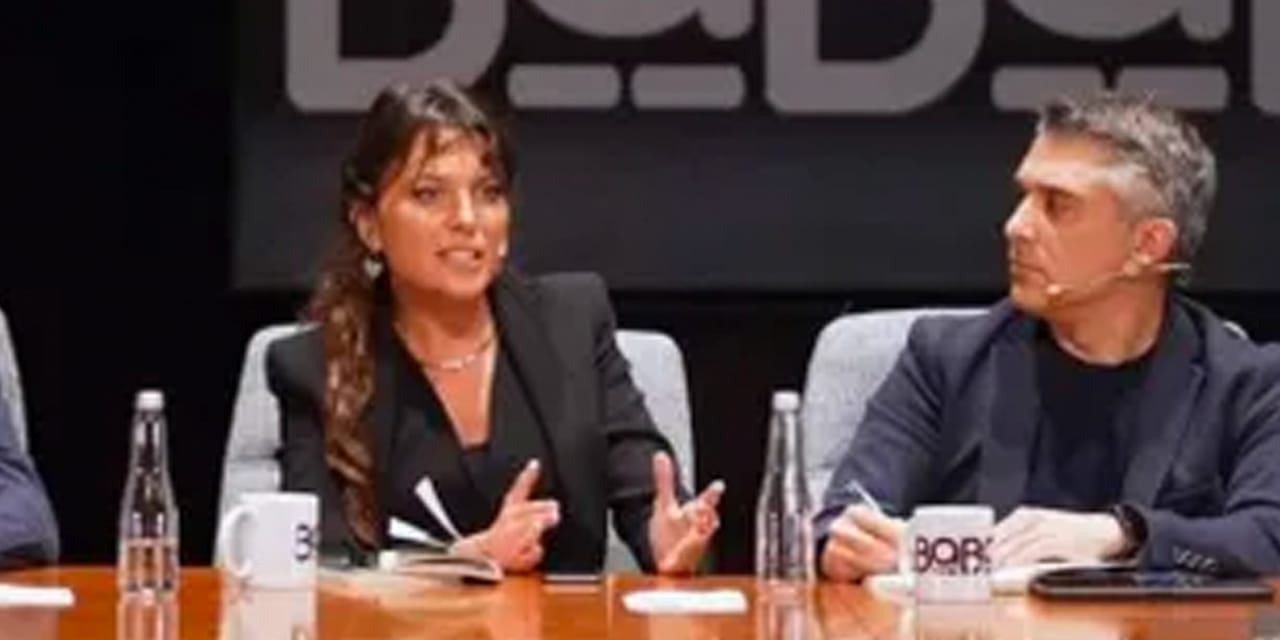 Ece Üner'in mikrofonu tuvalete giderken açık kaldı