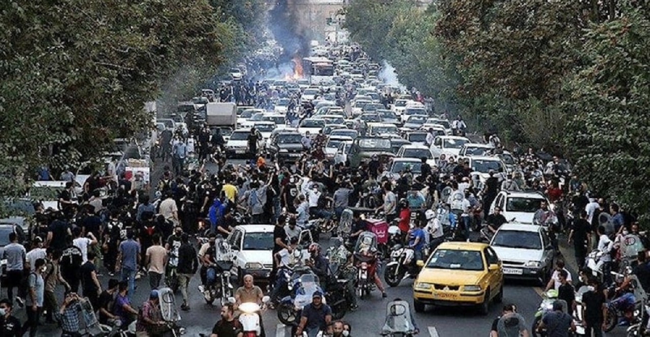 Mahsa Emini anmasında polis ile göstericiler çatıştı