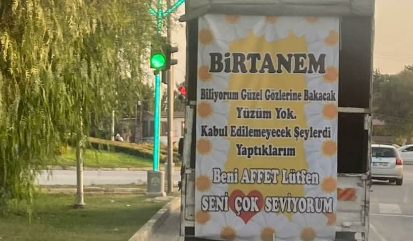 Kamyonetinin arkasına astığı pankartla özür diledi