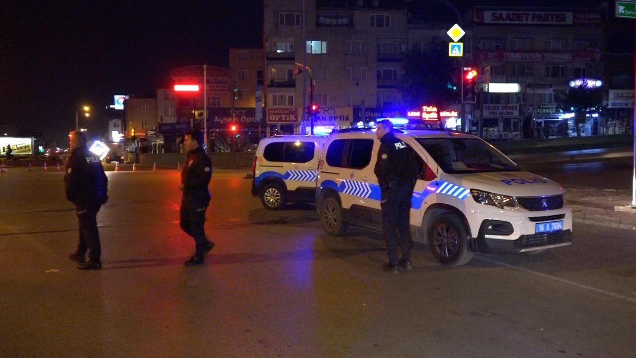 Dur ihtarına uymayan sürücü polis barikatına takıldı: 'Polisleri şaka yapan arkadaşım sandım' dedi
