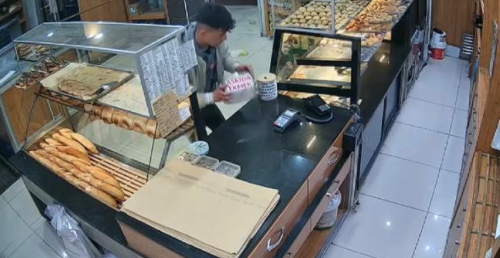 'Askıda ekmek' kumbarasını çalan şüpheliler kamerada