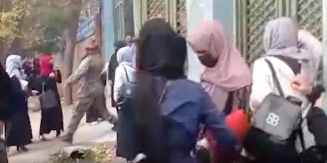 Taliban'dan burka giymeyen öğrencilere kırbaç