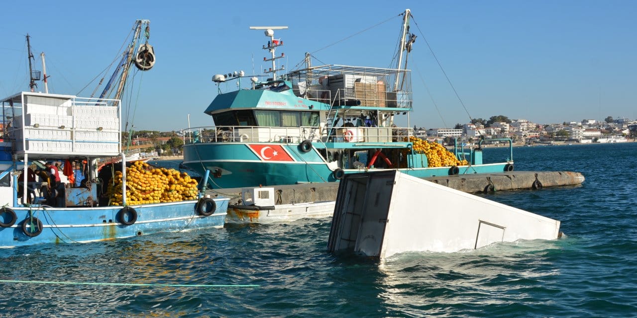 Sürücüsü fenalaşan kamyon denize uçtu