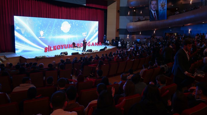 Liselilerin 'fuar' denilerek götürüldüğü 'İlk oyum Erdoğan'a' etkinliğinin görüntüleri ortaya çıktı