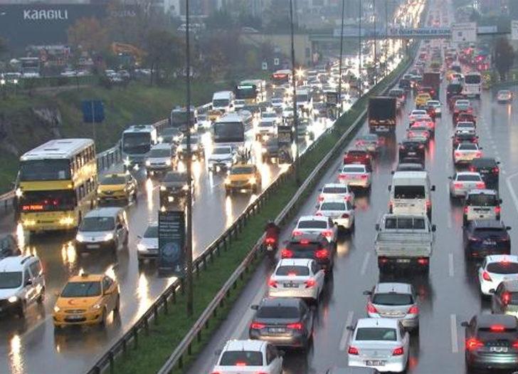 İstanbul'da gün sonu: Mesai bitti, trafik kilitlendi