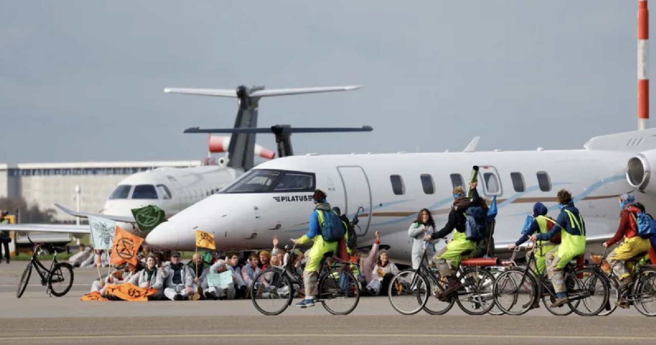 Hollanda'da çevreciler, Amsterdam Havalimanı'nı protesto etti