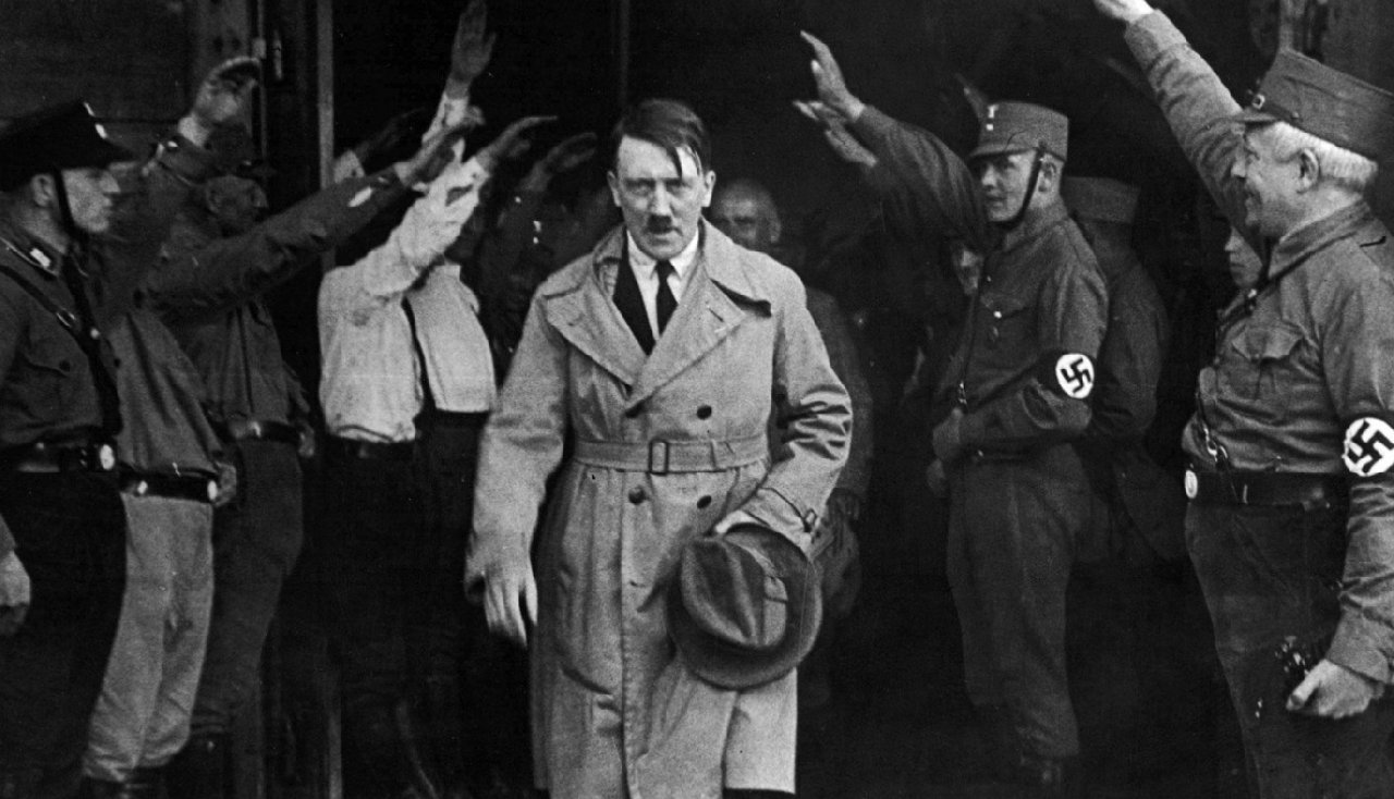 Sadece askerler ya da yöneticiler değil! Siviller de Hitler için canlarına kıydı