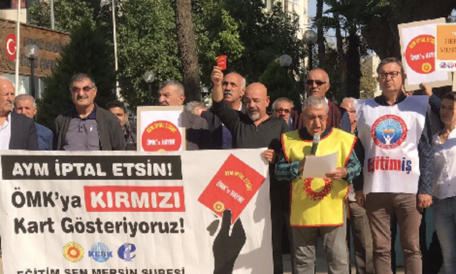 Öğretmenlik Meslek Kanunu için ‘kırmızı kartlı’ protesto