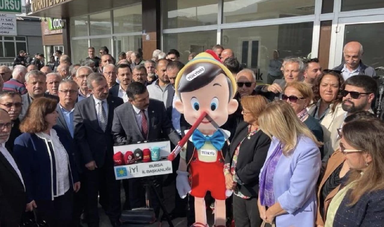 İYİ Parti'den TÜİK'e 'pinokyo' maketli protesto